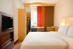 a hotel room with a bed and a desk at ibis Brighton City Centre - Station in Brighton & Hove