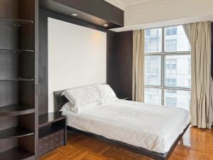 ジャカルタにあるLarge & Luxury Menteng Apt 3BR Pool, Gym Wi-Fiのベッドと大きな窓のある寝室 +30枚の写真