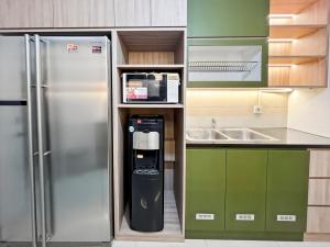 ジャカルタにあるLarge & Luxury Menteng Apt 3BR Pool, Gym Wi-Fiの冷蔵庫とシンク付きの小さなキッチン