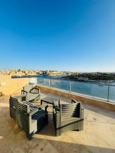 Il-Gżira taʼ Forti ManoelにあるPanoramic & Jacuzzi Seafront, Seaview Sliema Penthouseの一団の座椅子 +4枚の写真