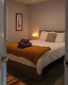 a bedroom with a bed with towels on it at Perfect Luxe Retreat with Hot Tub in Gerton