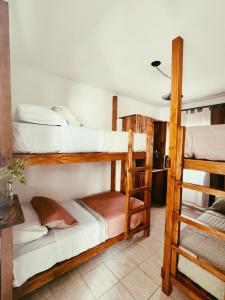 Postel nebo postele na pokoji v ubytování Hostel en Córdoba Capital con excelente ubicación y ambiente cuidado -Casa Revol- Barrio Güemes