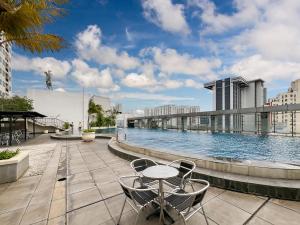une piscine sur le toit d'un immeuble dans l'établissement Strategic MTH Square Apt 1BR Pool & Gym, à Jakarta