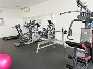 une salle de sport avec plusieurs vélos d'exercice dans une pièce dans l'établissement Strategic MTH Square Apt 1BR Pool & Gym, à Jakarta