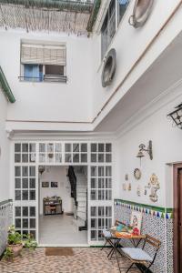 Zimmer mit weißen Wänden und einer Decke mit Fenstern in der Unterkunft La Pimentera Rooms in Córdoba