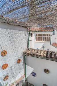 ein Dach eines Gebäudes mit bunten Ziegeln darauf in der Unterkunft La Pimentera Rooms in Córdoba