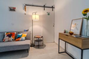 ein Wohnzimmer mit Sofa und Tisch in der Unterkunft La Pimentera Rooms in Córdoba + 28 Fotos