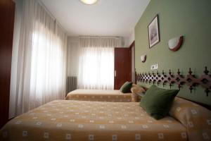 Cama o camas de una habitación en Hostal Aragon