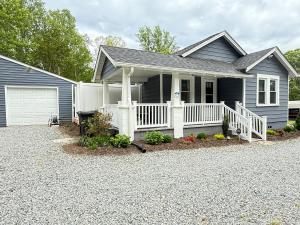 una casa blu con portico e vialetto di Avalon Cottage with hot tub a Danville Altre 18 foto