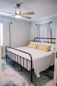 una camera con letto e ventilatore a soffitto di Avalon Cottage with hot tub a Danville