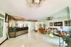 un soggiorno con cucina e sala da pranzo di New Place Resort a Udon Thani