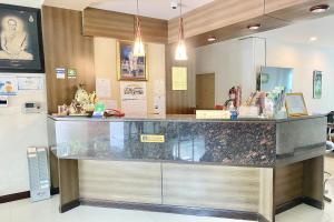 un bancone in un negozio con piano di lavoro di New Place Resort a Udon Thani Altre 38 foto