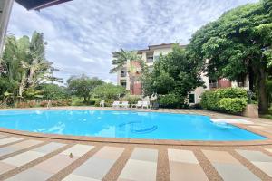 una grande piscina blu di fronte a un edificio di New Place Resort a Udon Thani