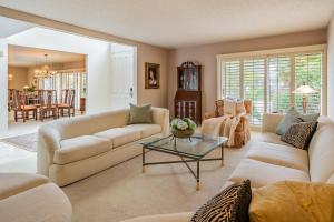 ein Wohnzimmer mit zwei Sofas und einem Tisch in der Unterkunft Keys Retreat by Paradise Retreats in Ventura