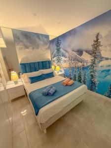 マドリードにあるCharming Madrid Apartment 6 paradas metro El Retiroの大きな絵画が壁に描かれたベッドルーム