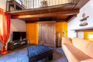 TV a/nebo společenská místnost v ubytování Sestriere Ski Base, Navetta GRATIS, Parcheggio Privato