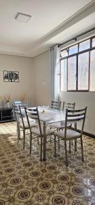 a dining room with a table and chairs at Apto 1º Andar Centro de MOC com 4 Quartos, ar Condicionados e Estacionamento in Montes Claros