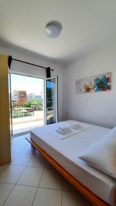 Ένα ή περισσότερα κρεβάτια σε δωμάτιο στο Amarildo Hotel