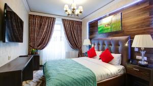 モスクワにあるMini hotel Nabat Palaceのベッドルーム1室(大型ベッド1台、赤い枕付)