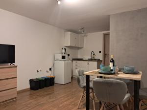 a kitchen and dining room with a table and chairs at Pokoje Gościnne Kurza Zagroda 2 in Jelenia Góra