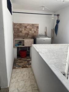 a kitchen with a washer and dryer in a room at lindo apartamento cerca ala Basílica buga in Buga