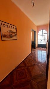 プエブラにあるPuebla centro casa Peerzaの壁に車のポスターが貼ってある空の部屋