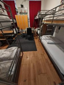 Un pat sau paturi într-o cameră la ABAI Apartments 1150 only WWW-On-line-Check-in & SelfService