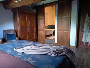 een slaapkamer met een bed en een bad bij Domaine Le Verger Chambres dhotes de Charme avec Hammam a Saint Estephe in Saint-Estèphe