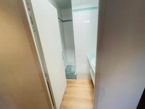 een kleine badkamer met toilet en wastafel bij Le duplex biterrois in Béziers