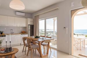 Η κουζίνα ή μικρή κουζίνα στο Falasarna Seafront House I 50m to the Beach +21 φωτογραφίες