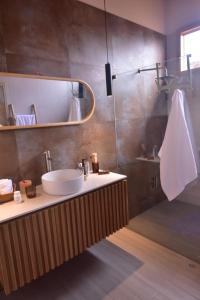 ein Badezimmer mit Waschbecken und Dusche in der Unterkunft Cocolobos Beach Resort in Bocapán