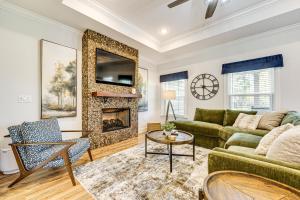 Χώρος καθιστικού στο 18 Mi to FSU Quaint Cottage on 8 Acres with Grill!