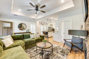 Χώρος καθιστικού στο 18 Mi to FSU Quaint Cottage on 8 Acres with Grill!