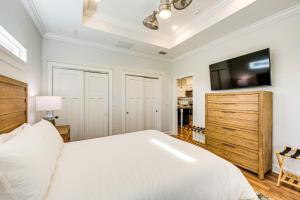 Ένα ή περισσότερα κρεβάτια σε δωμάτιο στο 18 Mi to FSU Quaint Cottage on 8 Acres with Grill!