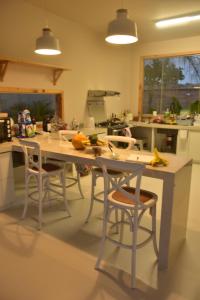 eine Küche mit einem Tisch und Stühlen darin in der Unterkunft Cocolobos Beach Resort in Bocapán