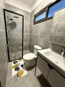 un bagno con doccia, WC e lavandino di Nexus Lodge a Abidjan