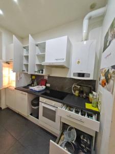 O bucătărie sau chicinetă la ABAI Apartments 1150 only WWW-On-line-Check-in & SelfService