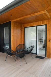 patio con 2 sedie e tavolo su una terrazza di Linisterra Resort a Târgu Neamț