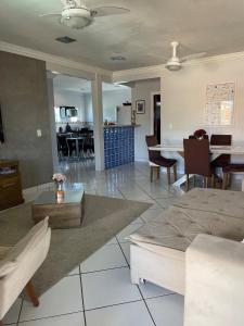 Χώρος καθιστικού στο Casas Ataliba Conforto com Piscina em Búzios