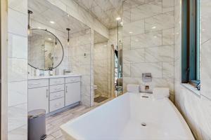 Phòng tắm tại The PreMalone House +17 ảnh