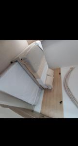 zwei Matratzen, die auf einem Tisch übereinander gestapelt sind in der Unterkunft Apartamento en santa marta con picsina vía tayrona y palomino in Santa Marta