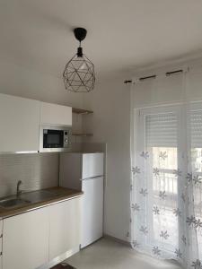 a kitchen with a sink and a microwave and a window at FlyDream - Salerno Costa d'Amalfi Airport in Salerno Airport - Aeroporto di Salerno +5 photos