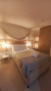 ein Schlafzimmer mit einem Bett mit zwei Handtüchern darauf in der Unterkunft Apartamento en santa marta con picsina vía tayrona y palomino in Santa Marta