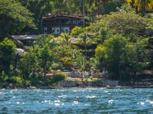 La LagunaCoco Bay的海滩上水边的房子