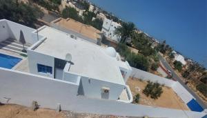 een uitzicht over een wit huis met een zwembad bij Midoun djerba in Midoun