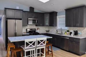 eine Küche mit schwarzen Schränken und einer Arbeitsplatte in der Unterkunft Regal Redwoods in Fort Bragg