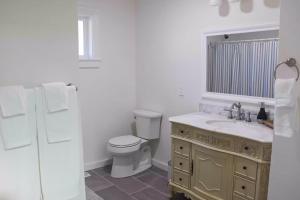 ein weißes Badezimmer mit Toilette und Waschbecken in der Unterkunft Regal Redwoods in Fort Bragg + 18 Fotos