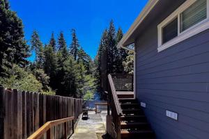 eine Treppe, die zur Seite eines Hauses führt in der Unterkunft Regal Redwoods in Fort Bragg