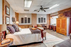 a bedroom with a bed and a ceiling fan at 1 Mi to Lake Guntersville Scenic Condo Retreat! in Scottsboro