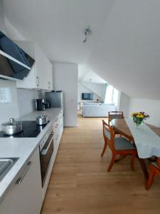 a kitchen with a table and a dining room at Ferienwohnung Senfnest in Ober-Ramstadt